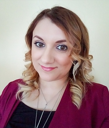 Headshot of realtor, Sendy Garza.